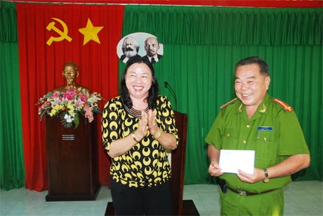 Bà Trần Kim Mai tặng quà cho Phòng Cảnh sát Phòng cháy chữa cháy và cứu nạn cứu hộ CATG.