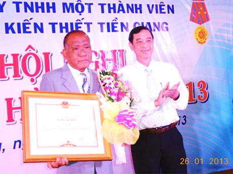 Ông Dương Minh Điều, Phó Chủ tịch Thường trực UBND tỉnh trao Bằng khen của Thủ tướng Chính phủ cho đại lý Trần Duy Nhựt.