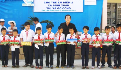 Trao quà cho học sinh xã Bình Xuân, TX. Gò Công.