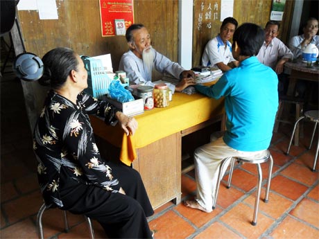 Ông Mai khám bệnh cho bà con.