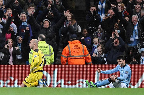  Aguero cứu rỗi Man City. 