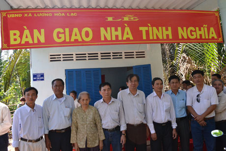 Lễ bàn giao nhà tình nghĩa tại nhà Nguyễn Thị Tư.