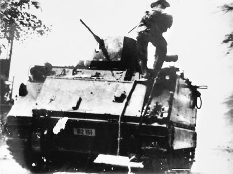  Quân giải phóng chiếm một xe tăng địch giữa nội ô TP. Mỹ Tho. Ảnh: Tư liệu