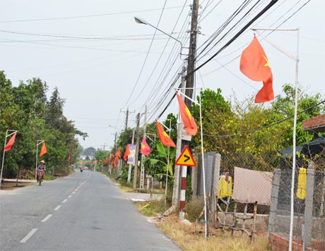 Một đoạn đường của xã Phước Lập treo cờ Tổ quốc mừng Xuân Quý Tỵ 2013.