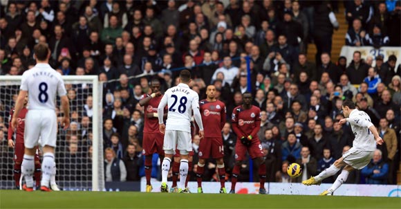  Bale mở tỉ số cho Tottenham bằng cú sút phạt tuyệt vời.