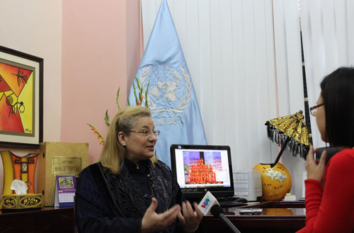      Bà Katherine Muller-Marin-Trưởng đại diện UNESCO tại Việt Nam trả lời phỏng vấn.