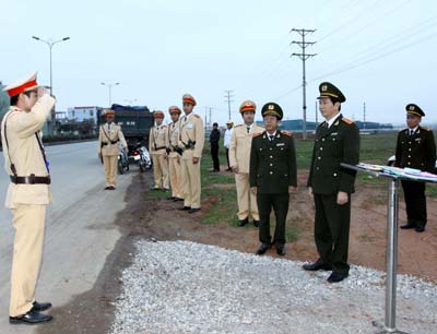 Bộ trưởng Trần Đại Quang kiểm tra công tác bảo đảm TTATGT của Công an tỉnh Vĩnh Phúc. Ảnh: VGP/Thành Chung