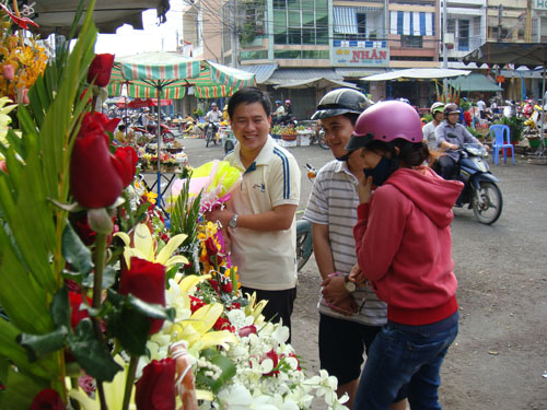 Mua hoa hồng tại cửa hàng hoa ở TP. Mỹ Tho. Ảnh: Ngọc Trung