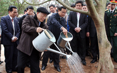 Tổng Bí thư Nguyễn Phú Trọng tham dự Tết trồng cây. Ảnh: Hanoimoi