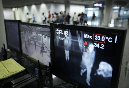Kiểm tra thân nhiệt hành khách tại sân bay để phát hiện SARS. Ảnh: AFP