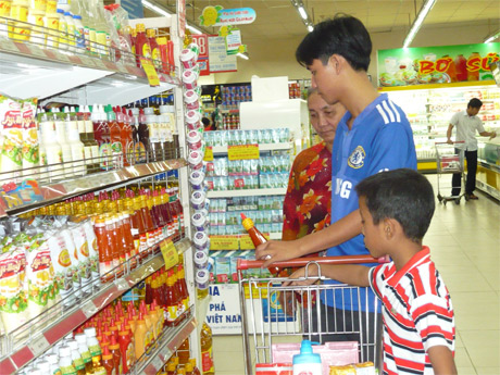 Người dân mua sắm sau Tết tại Co.op Mart  Mỹ Tho.