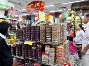 Khách hành chọn sản phẩm hàng Việt Nam tại Siêu thị Co.op Bình Tân. Ảnh: TTXVN