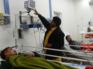Bệnh nhân nhập viện do ngộ độc thuốc ho ở Pakistan. Ảnh: AFP