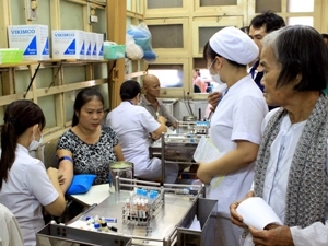 Bệnh nhân chờ khám bệnh. Ảnh: TTXVN