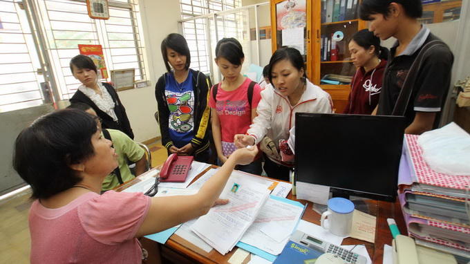 Thí sinh nộp hồ sơ đăng ký dự thi vào Trường ĐH Sư phạm TP.Hồ Chí Minh năm 2012.