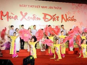  Một tiết mục trong cuộc thi thơ nhân Ngày thơ Việt Nam. Ảnh: Minh Đức