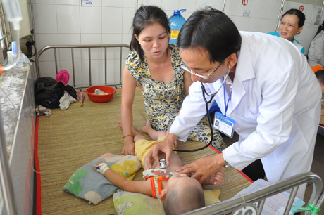 Khám bệnh cho bệnh nhân nhi ở Khoa Nhi, BV ĐKTT TG. Ảnh: Hạnh Nga