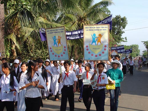 Tuần hành tuyên truyền về phòng chống HIV/AIDS. Ảnh: N.Hữu