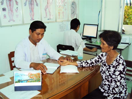 Bác sĩ đang khám bệnh tại khoa khám. Ảnh: Nguyễn Vinh
