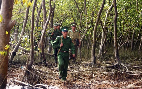 Bộ đội Biên phòng tuần tra bảo vệ rừng phòng hộ.