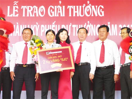 Bà Trần Thị Mười nhận giải thưởng Đặc biệt  của Agribank Việt Nam.