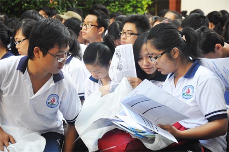 Học sinh nghiên cứu, trao đổi  tài liệu  về các trường.