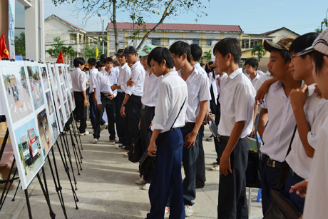 Học sinh xem triển lãm ảnh chủ đề về ATGT trong lễ phát động hưởng ứng “Ngày thế giới tưởng niệm các nạn nhân tử vong về TNGT” tại Châu Thành.