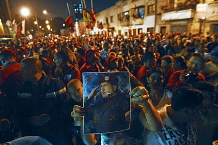 Rất đông người dân tụ tập bên ngoài bệnh viện quân đội ở thủ đô Caracas sau khi thông tin vị tổng thống của họ qua đời được công bố. Ảnh: Reuters