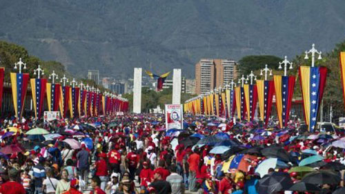 Theo nguyện vọng chính đáng của nhân dân Venezuela, sau lễ truy điệu chính thức vào ngày 8-3, di hài của ông Chavez vẫn sẽ được quàn tại Học viện Quân sự Boliva. Ảnh: AP