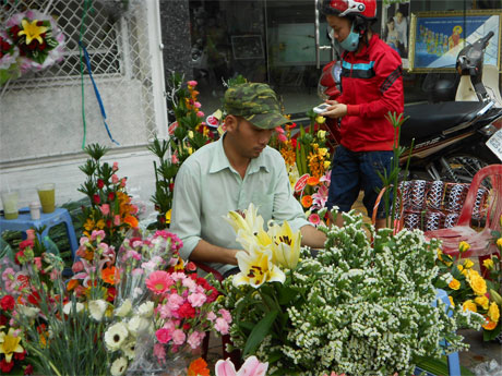 Nhân viên cửa hàng hoa chuẩn bị hoa cho ngày 8-3. Ảnh: Vân Anh