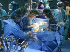 Ca phẫu thuật tim đã diễn ra trong hơn 2 giờ đồng hồ thành công. Ảnh: TTXVN