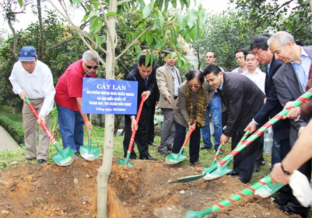 Đại diện các cơ quan ngoại giao và các tổ chức quốc tế trồng cây  lưu niệm tại Khu Di tích Cổ Loa