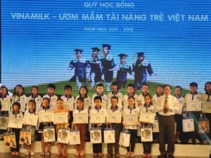 Học sinh nhận học bổng của Quỹ Vinamilk năm học 2011-2012.