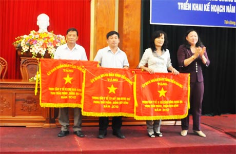 Bà Trần Kim Mai, Phó Chủ tịch UBND tỉnh trao Cờ thi đua xuất sắc cho 3 tập thể.