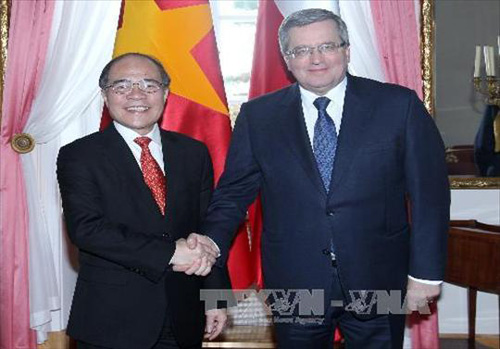 Chủ tịch Quốc hội Nguyễn Sinh Hùng và Tổng thống Ba Lan Bronislaw Komorowski. Ảnh: TTXVN