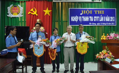 Ông Huỳnh Văn Nguyện, Phó Giám đốc Sở GTVT-Chánh Thanh tra GTVT tỉnh trao giải thưởng cho các cá nhân.