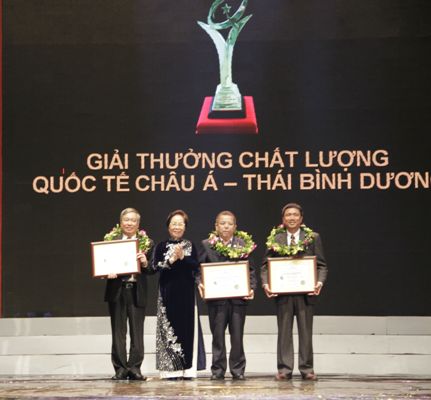  Phó Chủ tịch nước Nguyễn Thị Doan trao giải thưởng cho 3 doanh  nghiệp đạt Giải thưởng Chất lượng quốc tế GPEA năm 2012.  Ảnh: BL