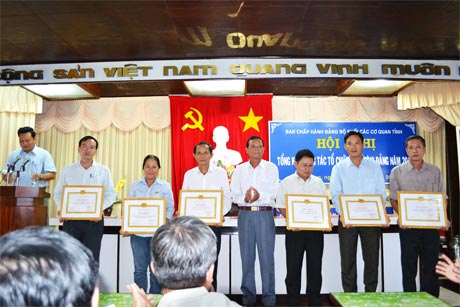 Ông Nguyễn Thanh Nhàn, Bí thư Đảng ủy khối trao giấy khen cho các cá nhân hoàn thành xuất sắc nhiệm vụ 3 năm liền.