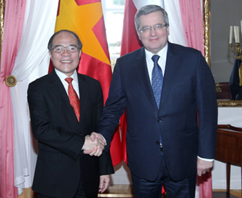 Chủ tịch Quốc hội Nguyễn Sinh Hùng và Tổng thống Ba Lan Bronislaw Komorowski.