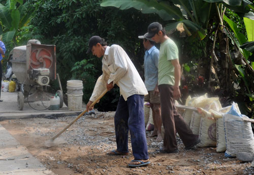 Người dân tham gia xây dựng đường giao thông nông thôn.