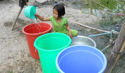 Nước không chảy về  hộ gia đình  nên người dân phải xếp hàng hứng nước  trực tiếp  tại đường ống chính và chở  về nhà.