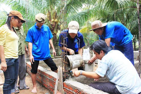 Cất “Nhà tình bạn” giúp thanh niên khó khăn. Ảnh: P. MAI