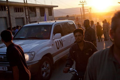     Nhân viên Liên Hợp Quốc trong một cuộc điều tra vụ tấn công vào làng Treimsa, Syria. Ảnh: AFP