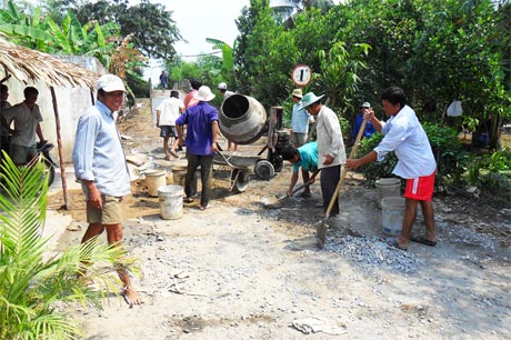 San lấp  nền hạ đường giao thông nông thôn.