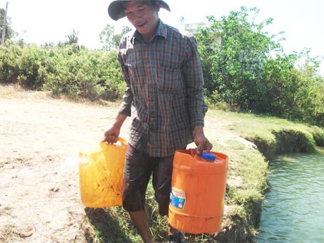 Ông Cao Văn Hai, ấp Kinh Nhiếm, xã Phú Thạnh (Tân Phú Đông) chở nước từ ao làng bỏ hoang ở xã Tân Phú về tắm rửa, giặt giũ và cho vật nuôi uống.