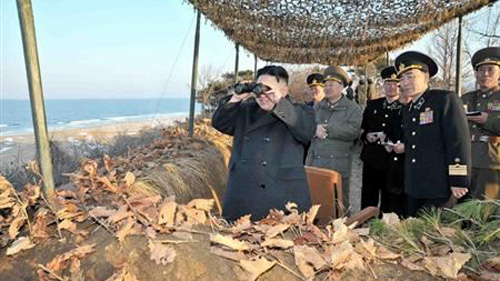 Nhà lãnh đạo Triều Tiên Kim Jong-un theo dõi một cuộc tập trận của Quân đội nhân dân Triều Tiên. Ảnh: KCNA