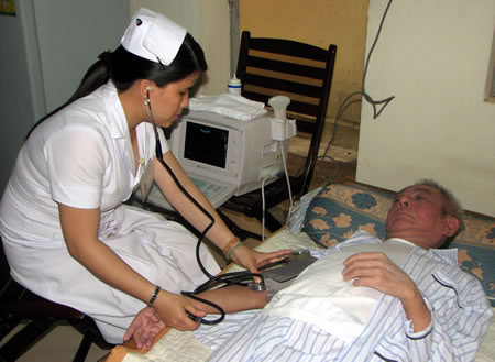 Chăm sóc bệnh nhân tại nhà. Ảnh: 24h.com.vn