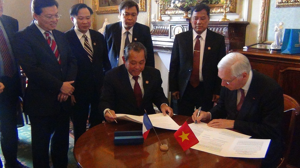 Thỏa thuận hợp tác giữa hai tòa án được ký kết giữa Chánh án Tòa án nhân dân tối cao Việt Nam Trương Hòa Bình và Chánh án Tòa phá án của Pháp Vincent Lamanda.
