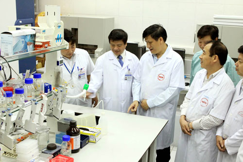 Thứ trưởng Bộ Y tế Nguyễn Thanh Long kiểm tra khả năng đáp ứng công tác khám và điều trị bệnh nhân của Bệnh viện Bệnh Nhiệt đới Trung ương. 