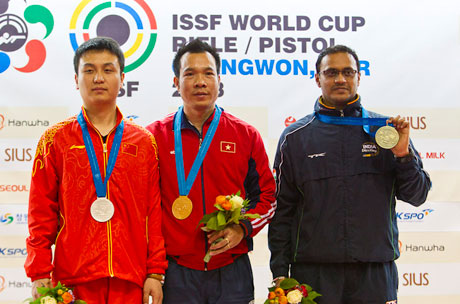 Xạ thủ Hoàng Xuân Vinh (giữa) đoạt Huy chương vàng môn súng ngắn cự ly 10m tại ISSF World Cup Changwon 2013, Hàn Quốc